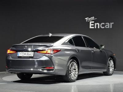 2025 Lexus ES