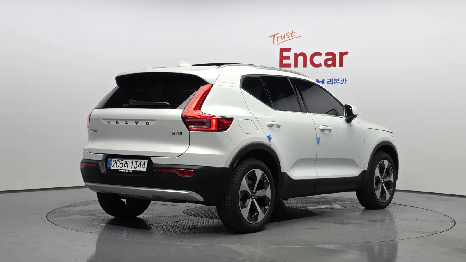 2025 Volvo XC40