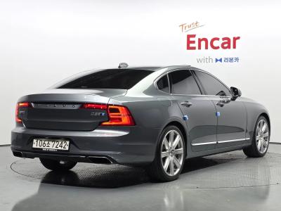 2017 Volvo S90
