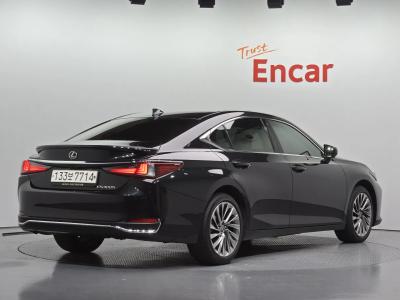 2025 Lexus ES