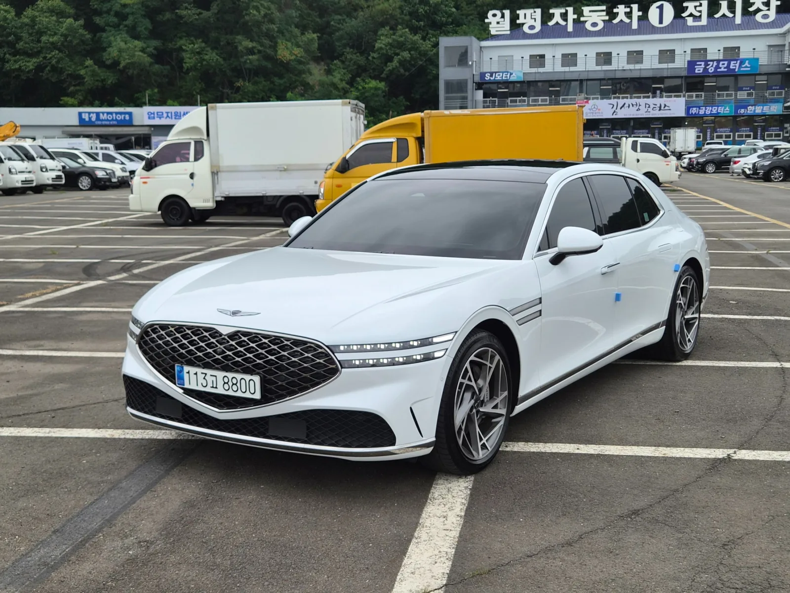 2023 Genesis G90