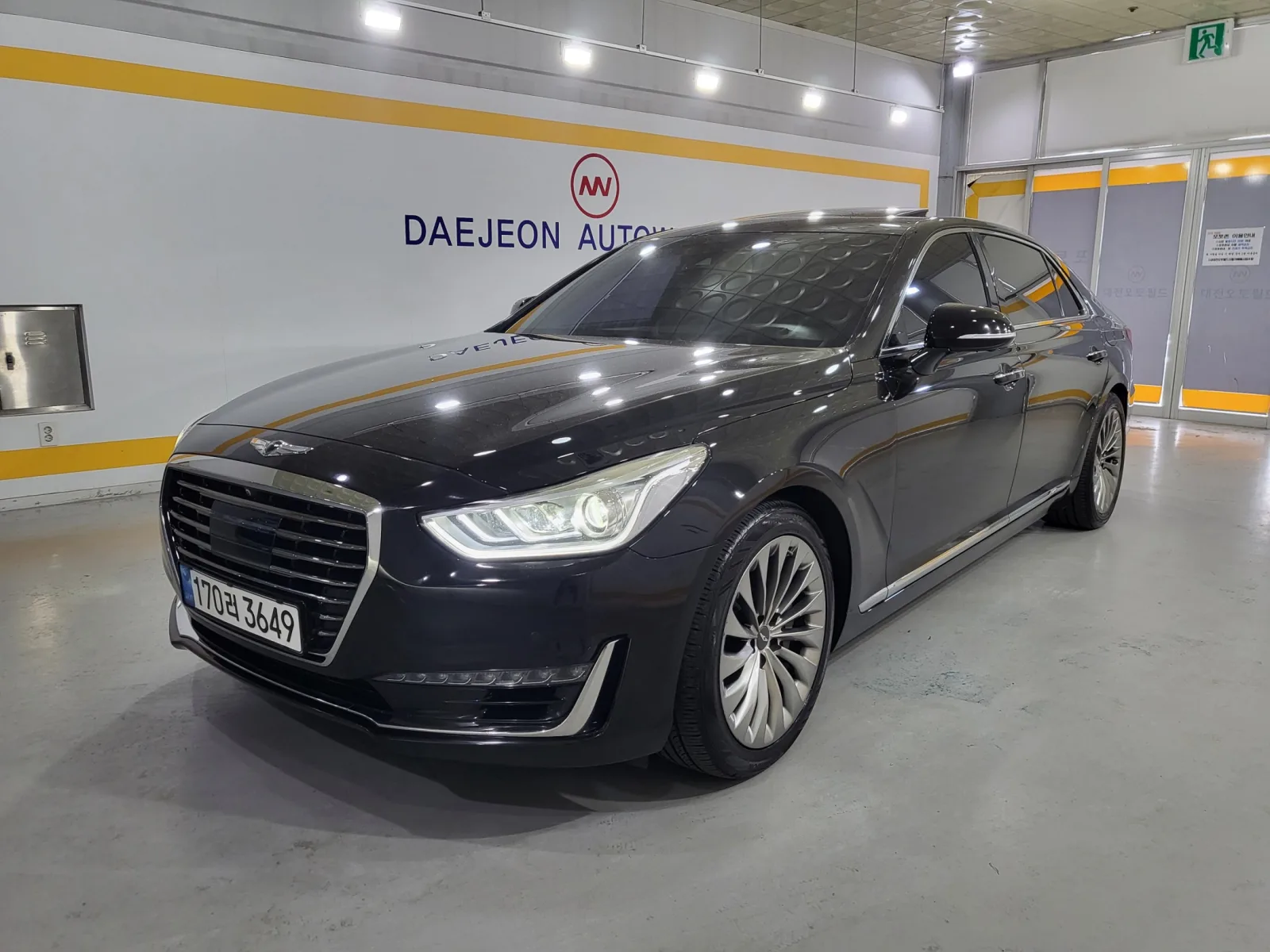 2018 Genesis EQ900