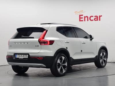 2025 Volvo XC40