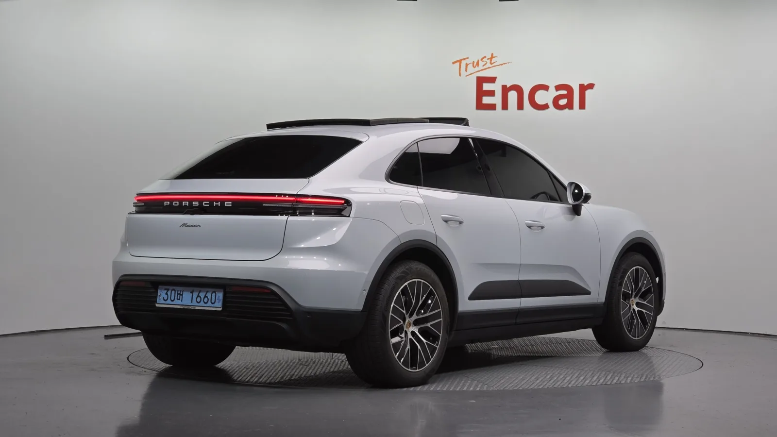 2025 Porsche Macan