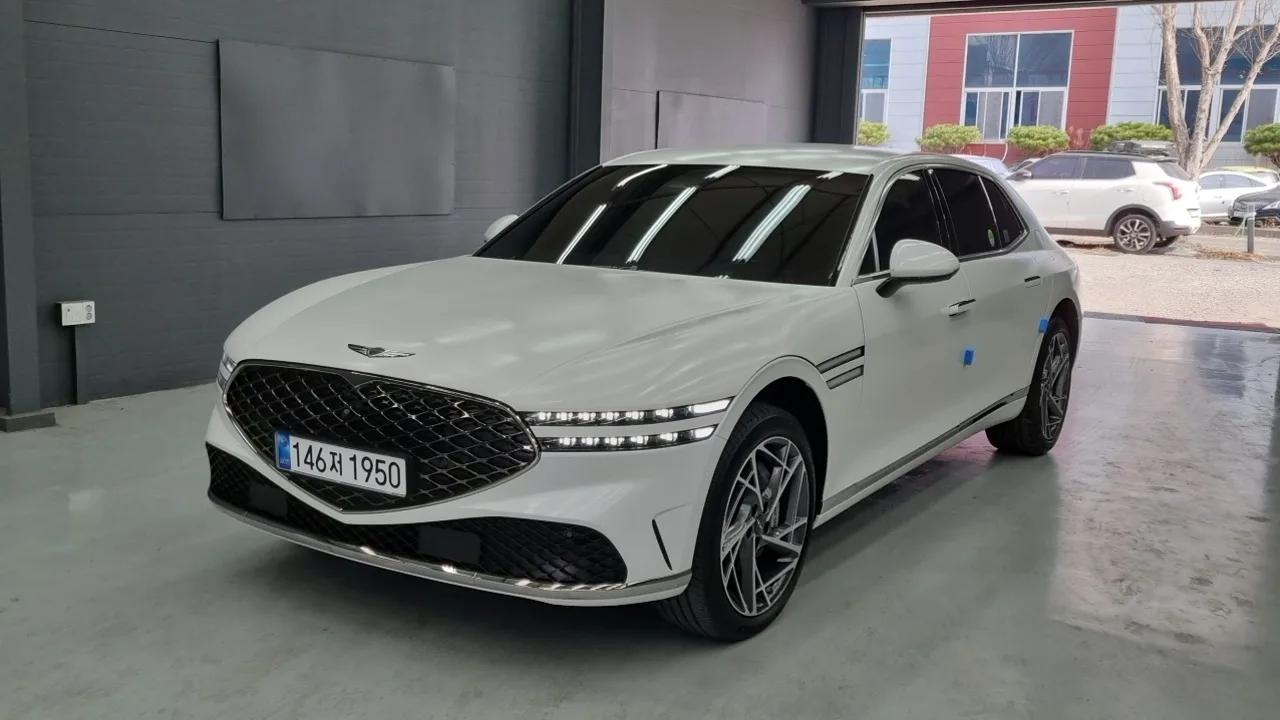 2023 Genesis G90