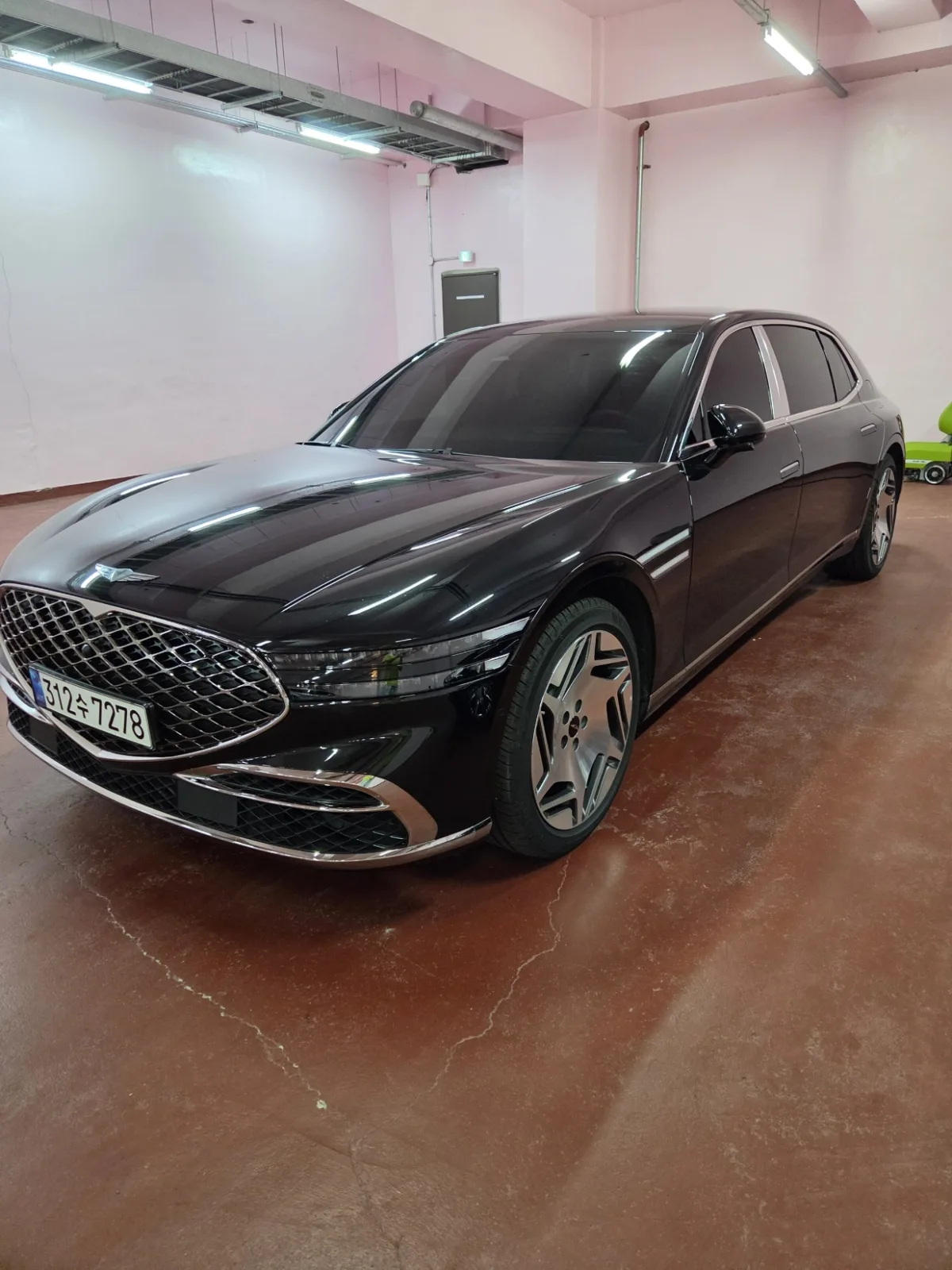 2023 Genesis G90
