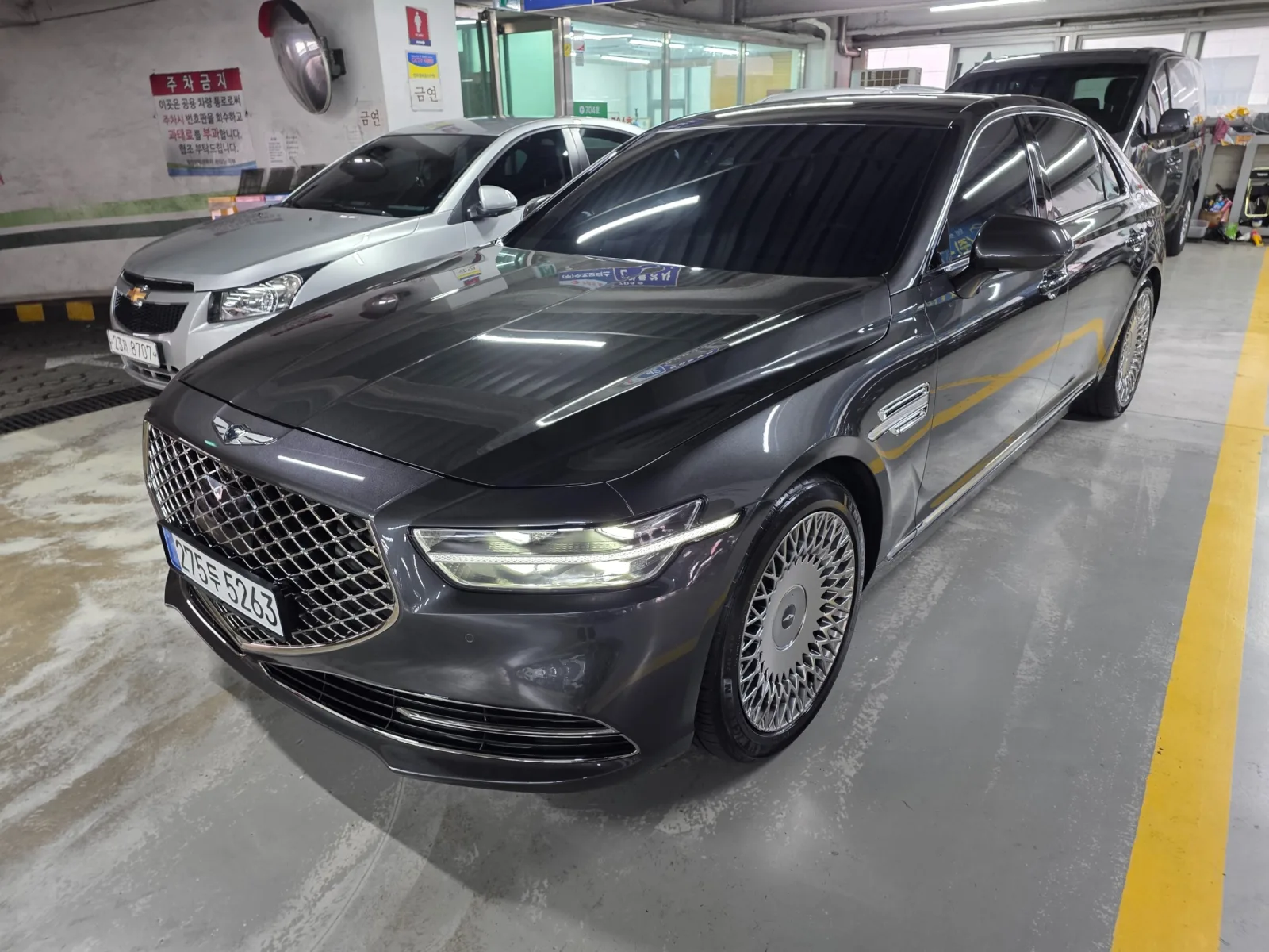 2022 Genesis G90