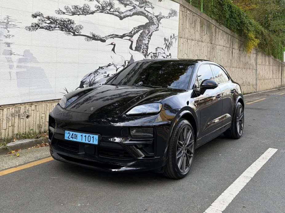 2025 Porsche Macan