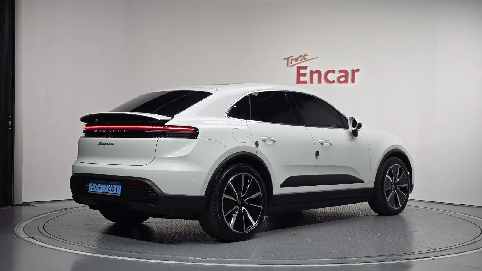 2025 Porsche Macan