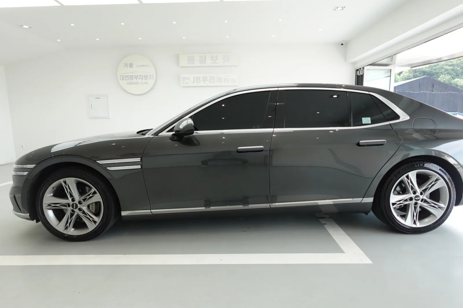 2022 Genesis G90