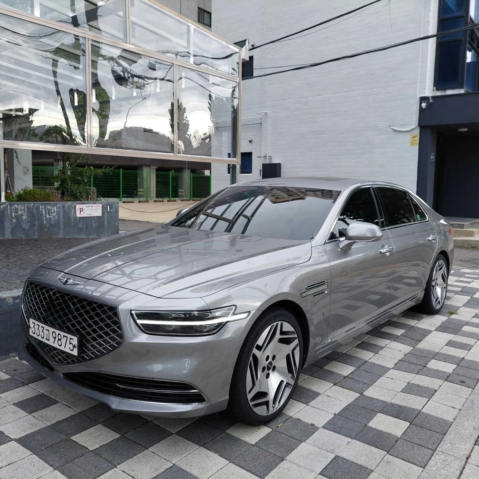 2021 Genesis G90
