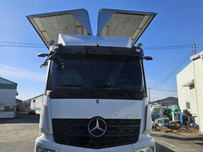 Camion de transport de marchandises Mercedes-Benz 2024