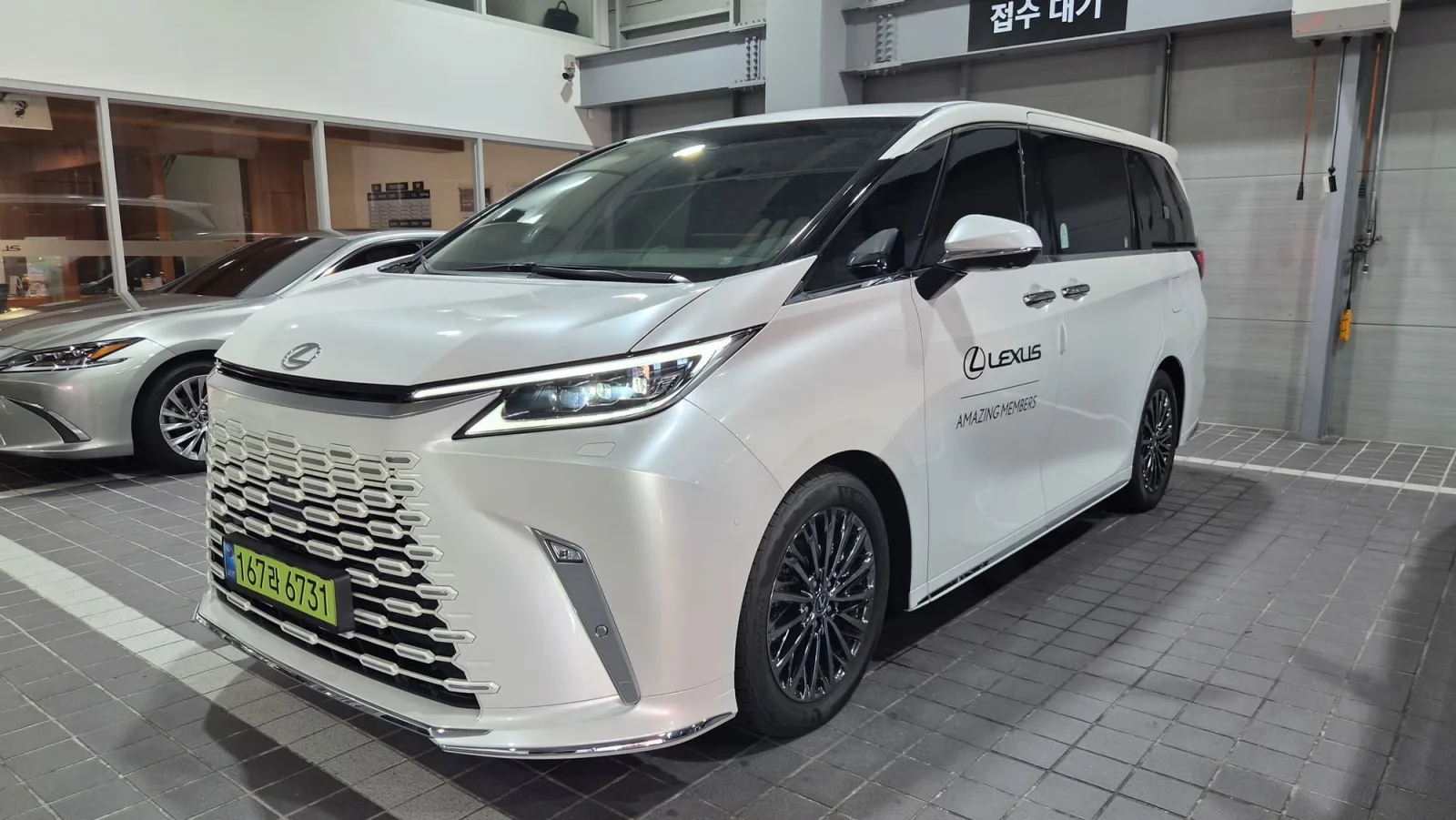 2025 Lexus LM