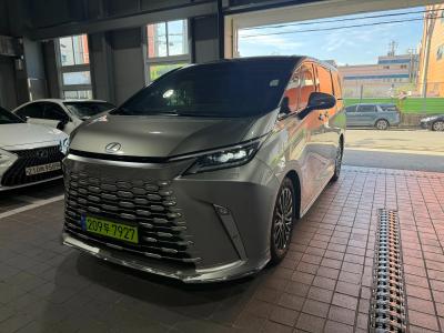 2025 Lexus LM