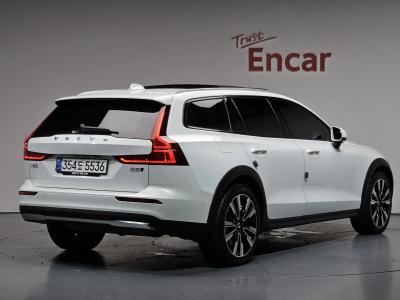 2025 Volvo V60