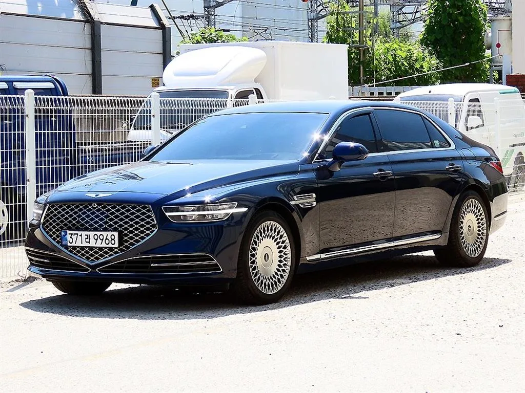 2021 Genesis G90
