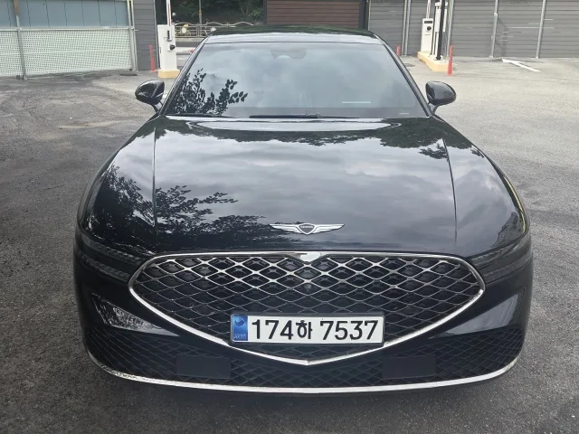2023 Genesis G90